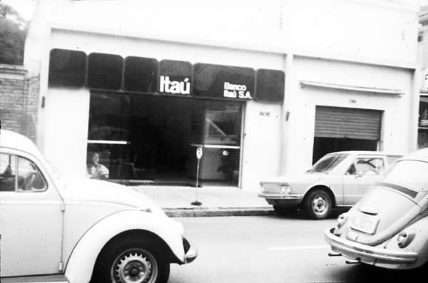 Turiassu Bank Store
São Paulo SP 1975
Main facade before renovation
Photos: Pitanga do Amparo
Architecture: PITANGA DO AMPARO

Click to go forward
Cliquer pour avancer
Clicate per andare avanti
Clique para ir adiante
