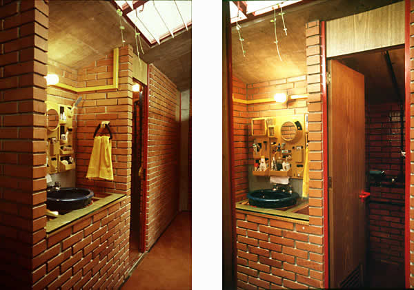 Scene 27. 
Left: Restroom at the 4th level corridor 
Right: Washbasin & tub shower 
Esq.: Banheiro uso múltiplo no nível 4 
Dir.: Lavatório e ducha
	  
Click on the image to go forward
Cliquez sur l'image pour aller avant
Clicate su l'immagine per andare avanti 
Clique na imagem para prosseguir