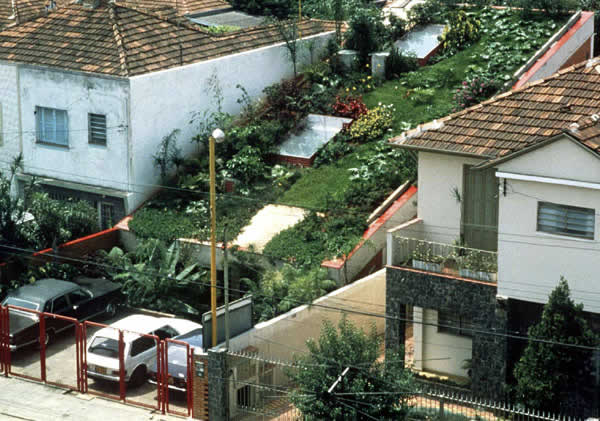 Scene 37. 
Neighboring conventional houses 
Casas convencionais na vizinhança
	  
Click on the image to go forward
Cliquez sur l'image pour aller avant
Clicate su l'immagine per andare avanti 
Clique na imagem para prosseguir