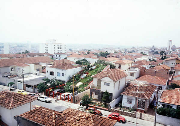 Scene 39 FINAL. 
The rooftops in the neighborhood made of clay and asbestos 
Os telhados da vizinhana feitos de barro e amianto

Get back to the 1st image
Retourner a la 1re image
Ritornare alla prima immagine
Retornar  primeira imagem