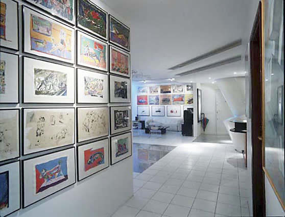 Architect's Studio in So Paulo SP 
Project: 1994 Construction: 1994/95
Photo: Tuca Reins

Twenty mixed media drawings from the already 
antological 'women and beasts', 'king-kong', 
'on-the-road' & 'erotic drawings' series by 
Paulo Sayeg on corridor wall lead to 
suites I and II.

Annual Prize Winner: IABSP 1997
Award: Honourable Mention
Category Interiors. Constructed Buildings
Architecture, renovation and interior design:
PITANGA DO AMPARO

Click to go forward
Cliquer pour avancer
Clicate per andare avanti
Clique para ir adiante