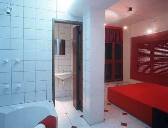 Architect's Studio in So Paulo SP 
Project: 1994 Construction: 1994/95
Photo: Tuca Reins

In suite number II we have white jacuzzi and 
white floor tile sprinkled with red by Portobello
Bed by Pitanga in white and red canvas

Annual Prize Winner: IABSP 1997
Award: Honourable Mention
Category Interiors. Constructed Buildings
Architecture, renovation and interior design:
PITANGA DO AMPARO

Click to go forward
Cliquer pour avancer
Clicate per andare avanti
Clique para ir adiante