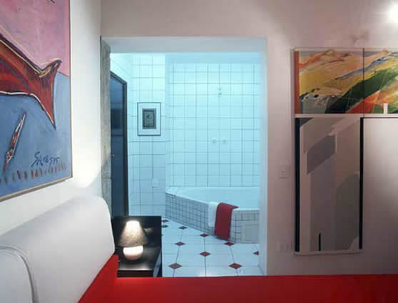 Architect's Studio in So Paulo SP 
Project: 1994 Construction: 1994/95

Same bed, done in red and white, in suite II 
dialogues with snow Portobello floor tile
To the left, partial view of Sayegs 
The old hammer shark and to the right,
Takashi Fukushimas acrylic on canvas 
triptych decomposition landscape 
Sayegs encre de chine treacherous 
tilapia, over white jacuzzi

Click to get back to the slide show
Cliquer pour retourner au diaporama
Clicate per ritornare ai diapositive
Clique para voltar  sequncia de slides