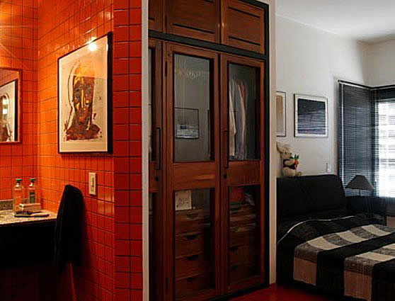 Architect's Studio in So Paulo SP 
Project: 1994 Construction: 1994/95
Photo: Rogrio Assis

In suite number I we have black jacuzzi 
and red floor tile by Portobello.
Bed by Pitanga in black canvas,
and the individual, reclinable supports 
incorporate trunk for pillows and bed dressing.

Annual Prize Winner: IABSP 1997
Award: Honourable Mention
Category Interiors. Constructed Buildings
Architecture, renovation and interior design:
PITANGA DO AMPARO

Click to go forward
Cliquer pour avancer
Clicate per andare avanti
Clique para ir adiante