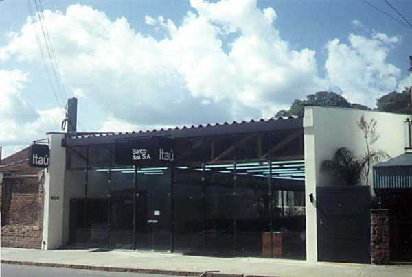 Turiassu Bank Store
So Paulo SP 1975
Main facade
Photos: Pitanga do Amparo
Architecture: PITANGA DO AMPARO

Click to go forward
Cliquer pour avancer
Clicate per andare avanti
Clique para ir adiante