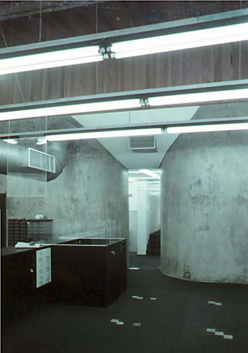 Turiassu Bank Store
So Paulo SP 1975
Leftside photo: The wooden beam, the air shaft and the concrete walls details
Rightside photo: Another angle of the scene
Photos: Pitanga do Amparo
Architecture: PITANGA DO AMPARO

Click to go forward
Cliquer pour avancer
Clicate per andare avanti
Clique para ir adiante