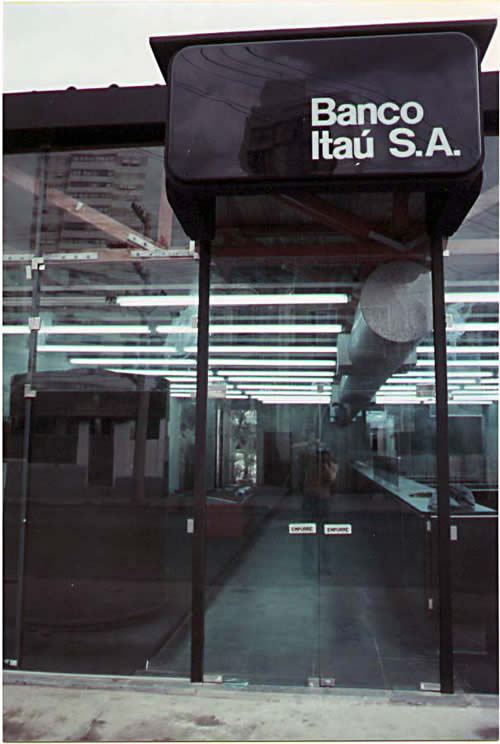 Turiassu Bank Store
São Paulo SP 1975
Main facade 
Architecture: PITANGA DO AMPARO

Click to go back to english page
Cliquer pour retourner page english
Clicate per ritornare a la pagina english
Clique para retornar à página english